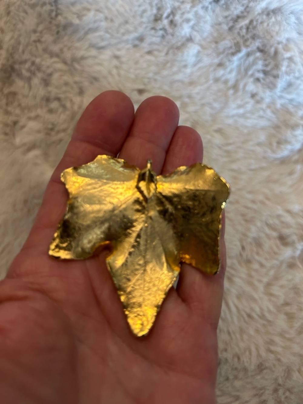Gold plated leaf pendant for necklace - Picture 8 of 10